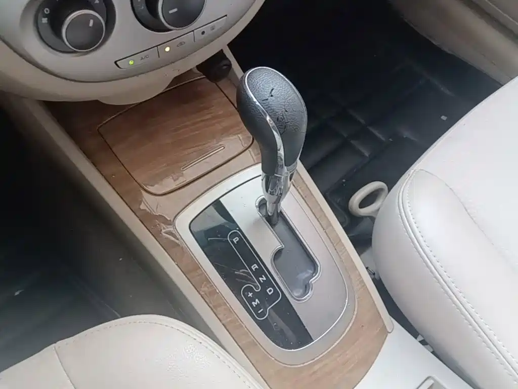 Buick Excelle 2015 — фото 14