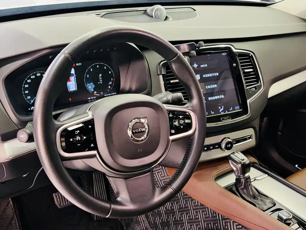 Volvo XC90 2018 — фото 11