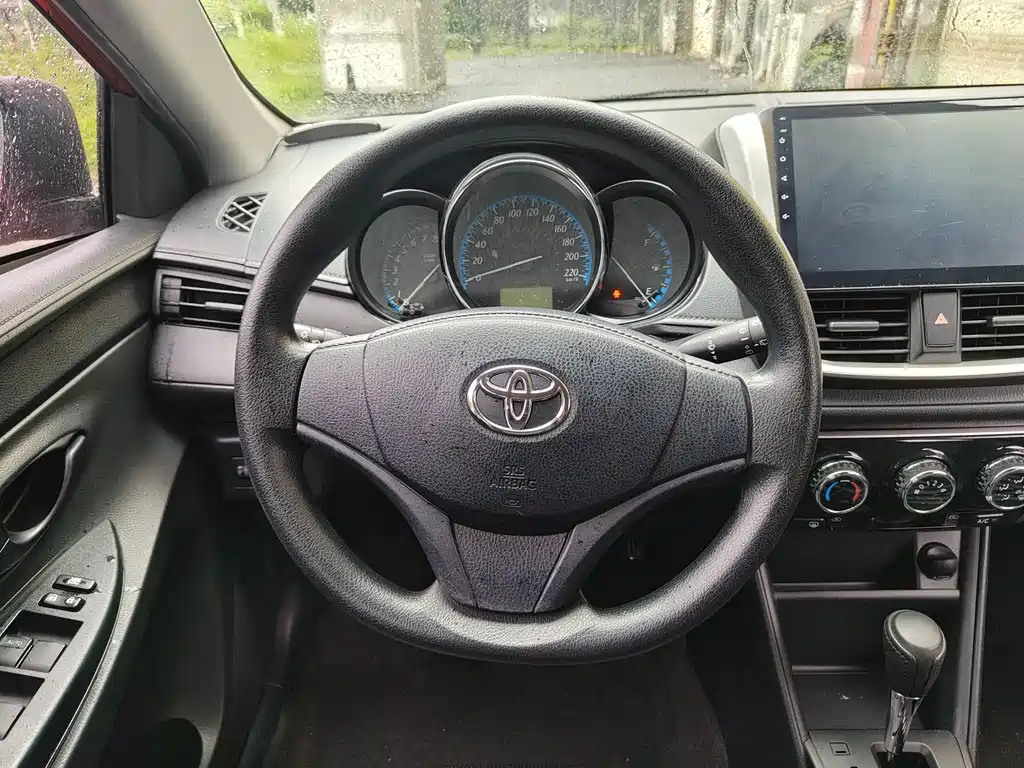 Toyota Yaris L 2017 — фото 10