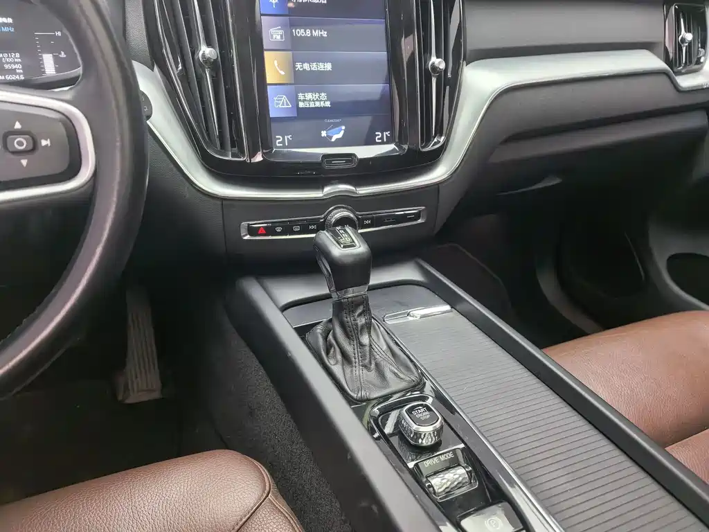 Volvo XC60 2018 — фото 11