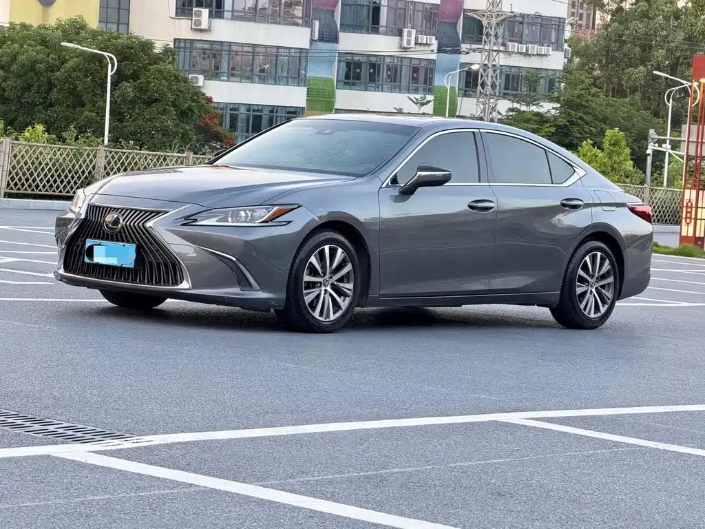 Lexus ES 2018 — фото 1