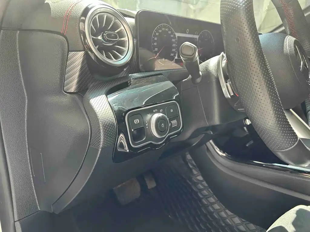 Mercedes-Benz A-Class 2024 — фото 13