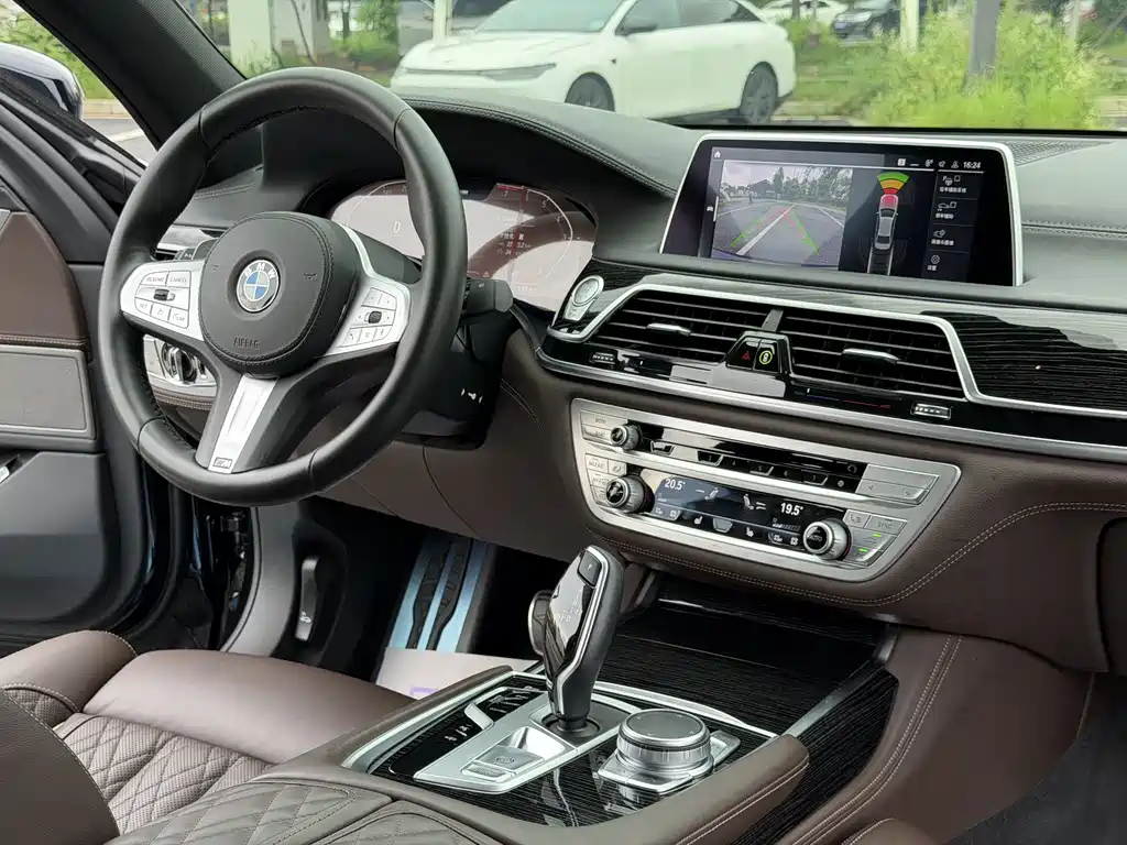 BMW 7 Series 2021 — фото 20