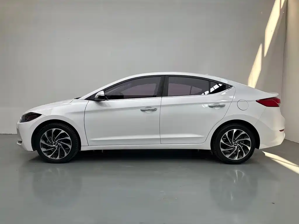 Hyundai Elantra 2020 — фото 3