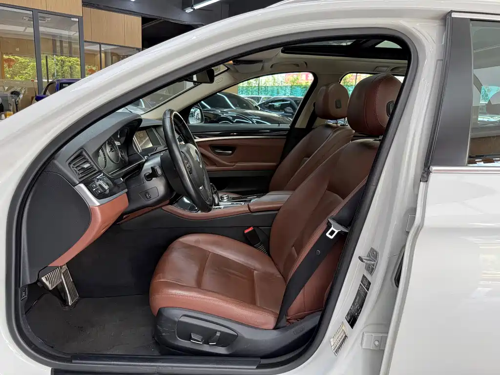 BMW 5 Series 2014 — фото 11
