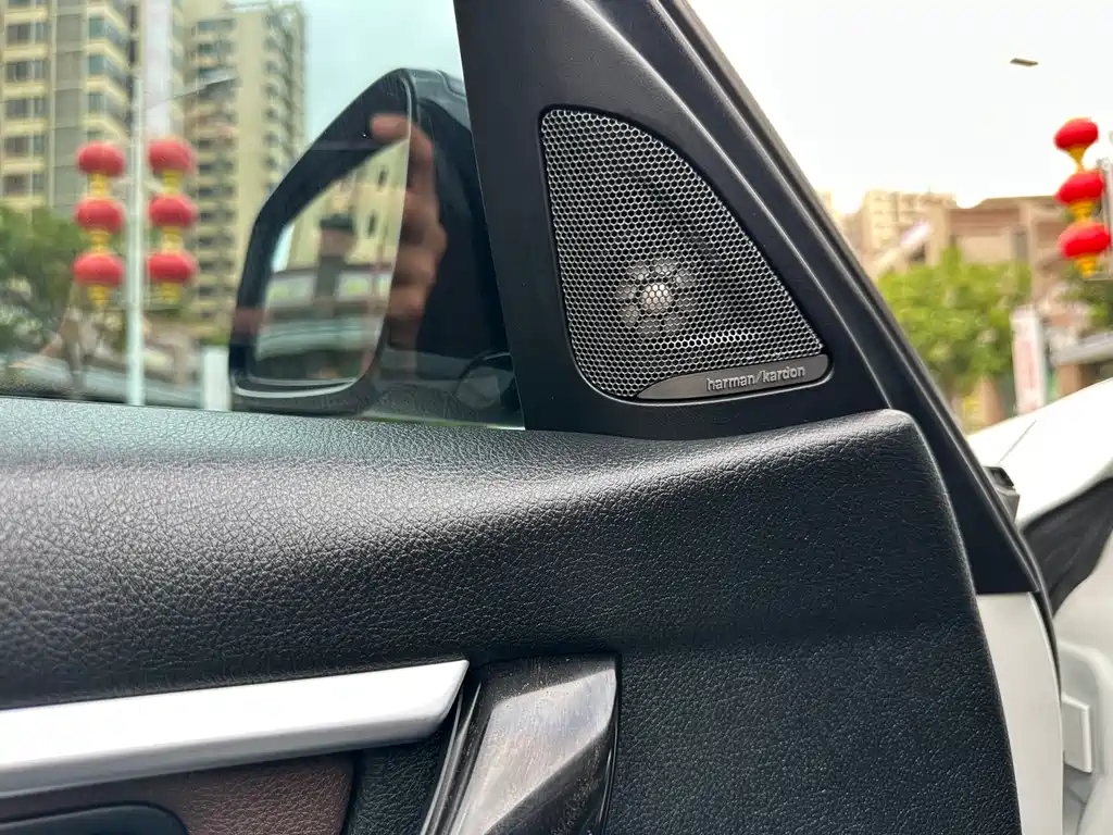BMW 3 Series 2018 — фото 11