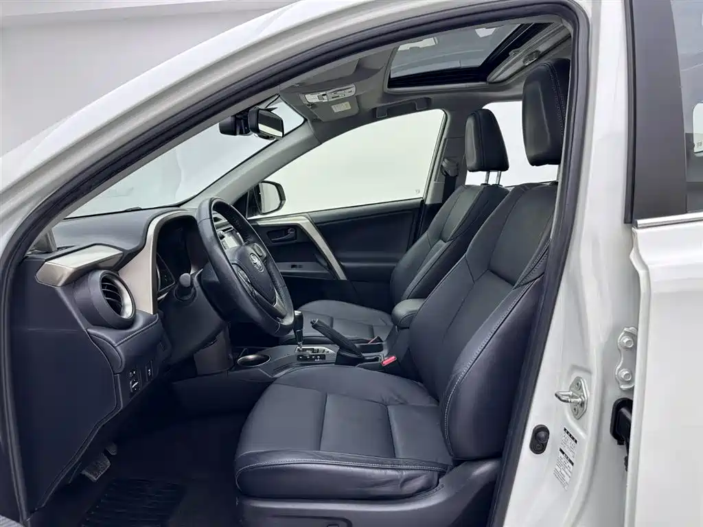 Toyota RAV4 2015 — фото 18