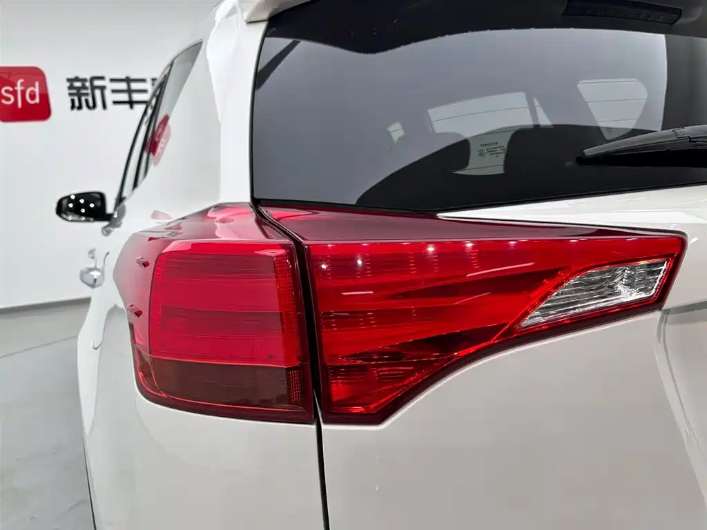 Toyota RAV4 2015 — фото 27