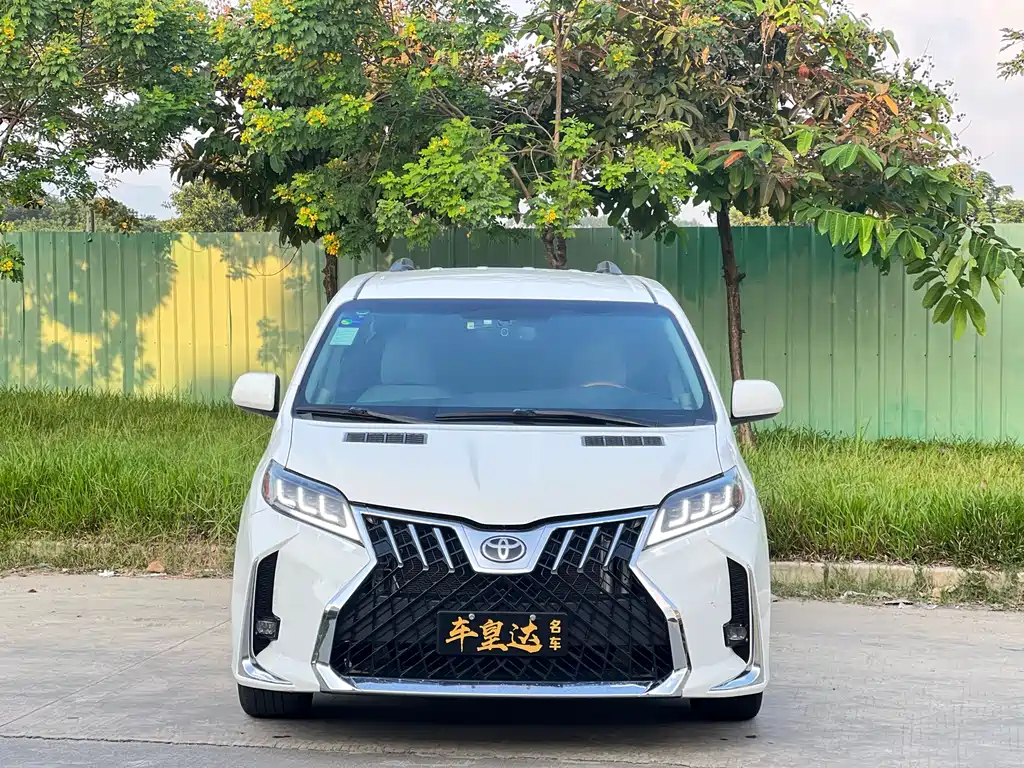 Toyota Sienna 2017 — фото 2