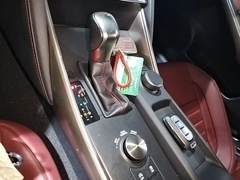 Lexus IS 2018 — фото 14