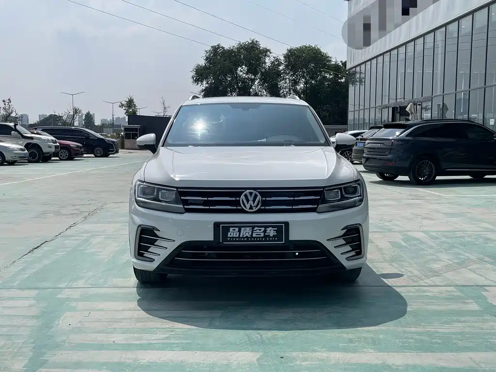 Volkswagen Tiguan L Plug-In Hybrid 2021 — фото 2