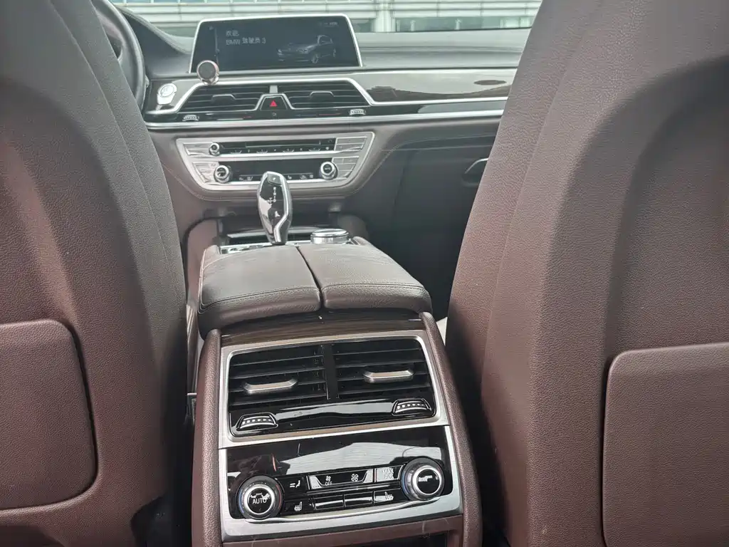 BMW 7 Series 2017 — фото 15