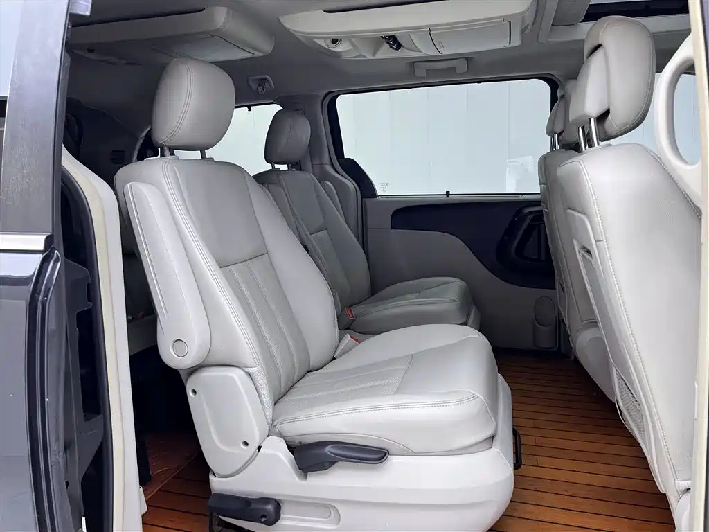 Chrysler Grand Voyager 2015 — фото 18