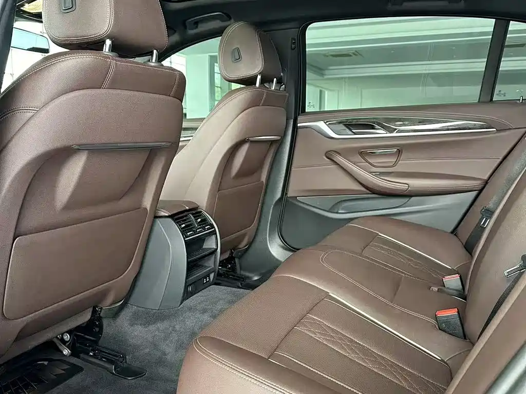 BMW 5 Series 2022 — фото 12