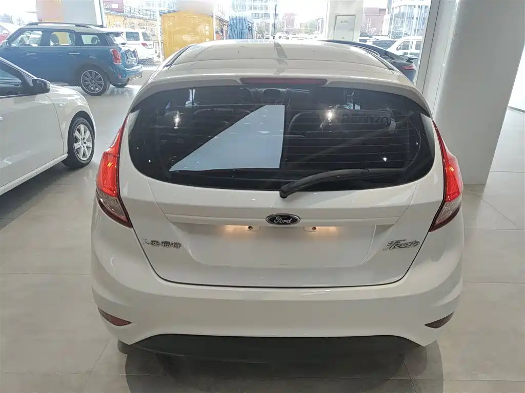 Ford Fiesta 2015 — фото 6