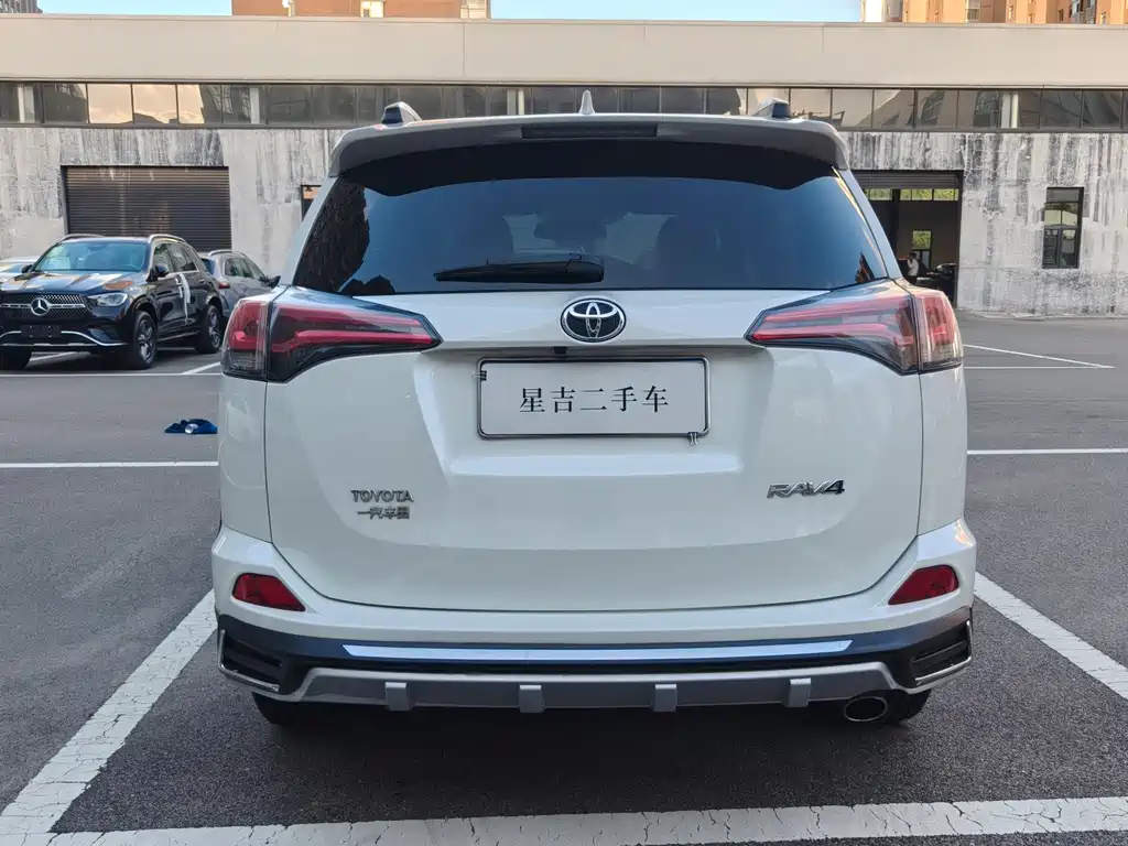 Toyota RAV4 2018 — фото 9