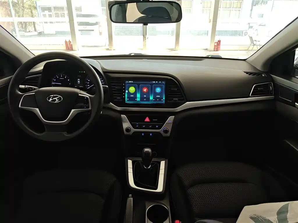 Hyundai Elantra 2018 — фото 10