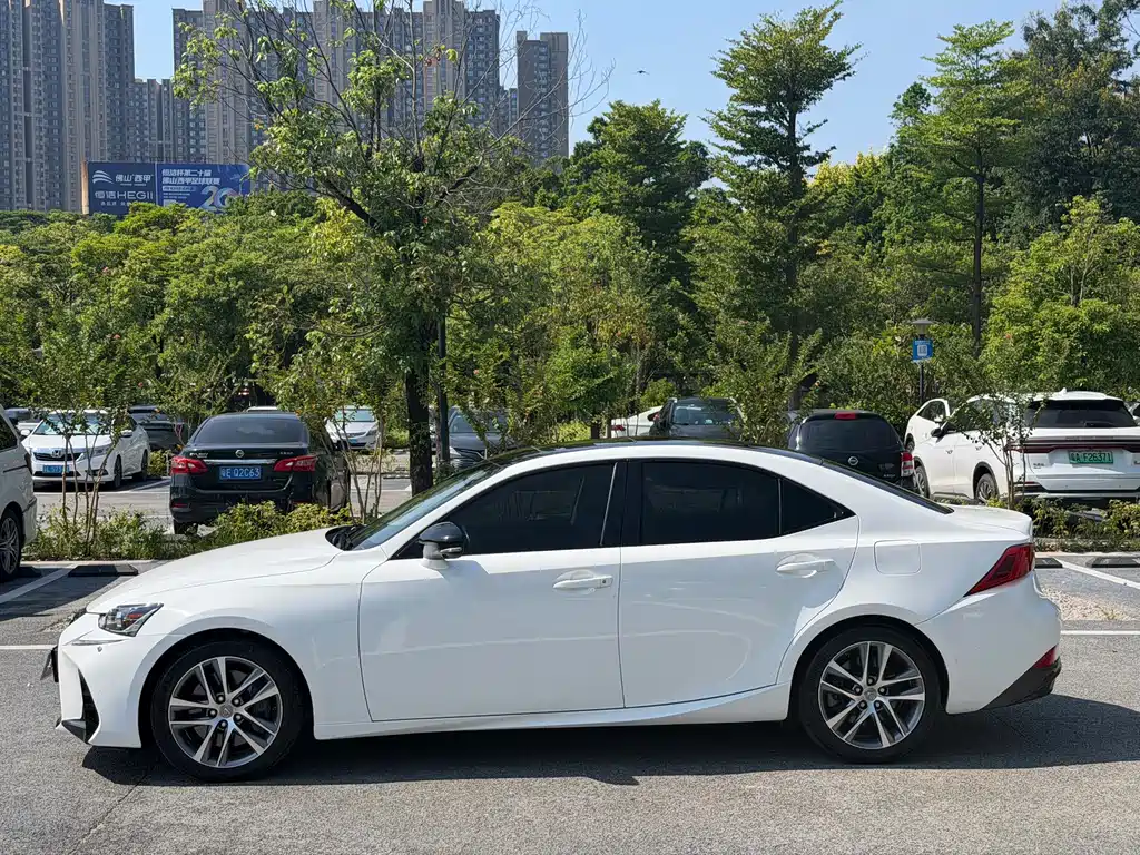 Lexus IS 2018 — фото 15