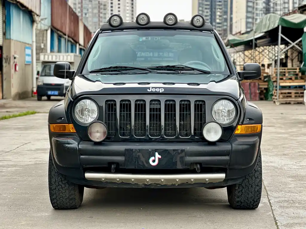 Jeep Liberty 2006 — фото 2
