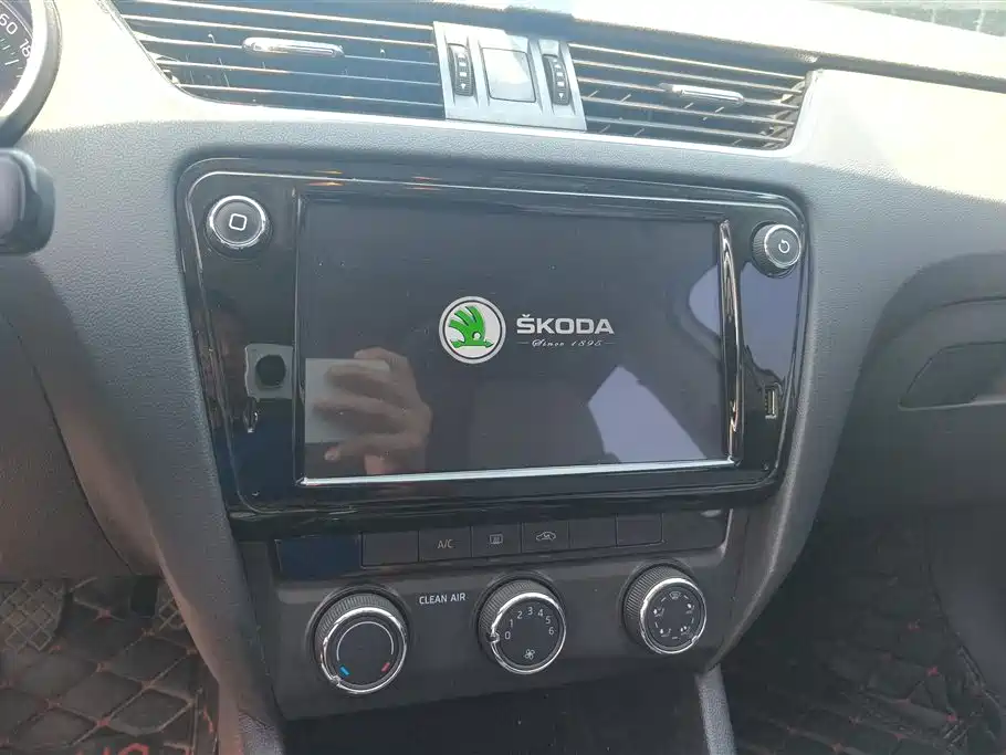 Skoda Octavia 2018 — фото 13
