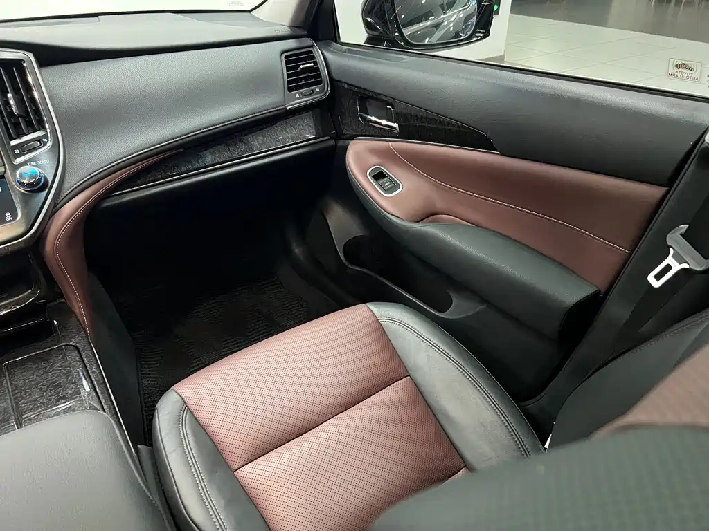 Toyota Crown 2018 — фото 10