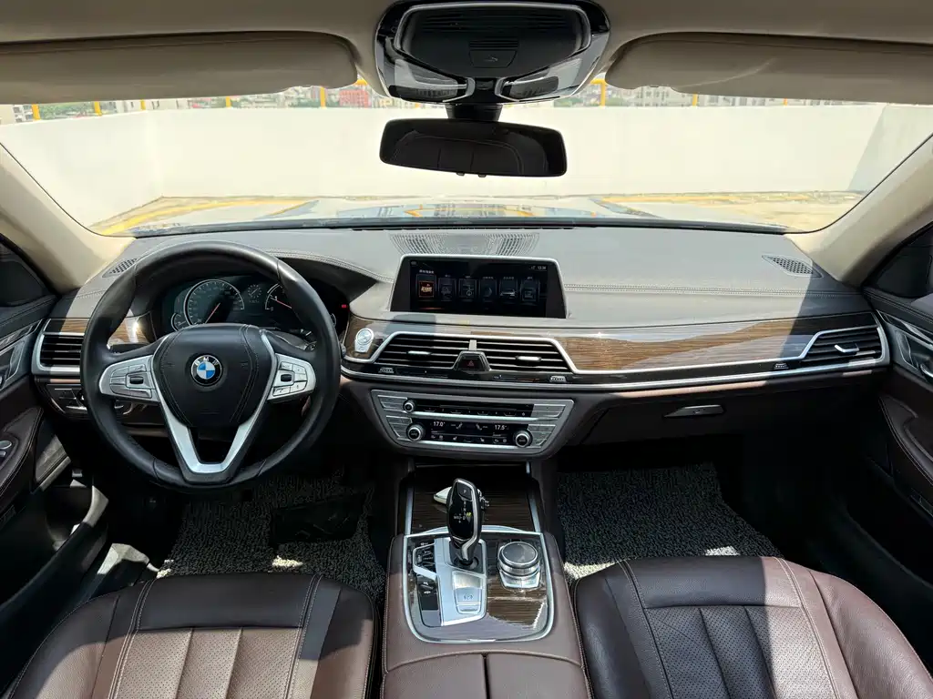 BMW 7 Series 2017 — фото 21