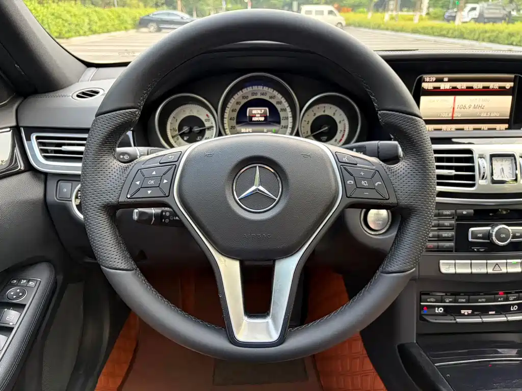 Mercedes-Benz E-Class 2015 — фото 20