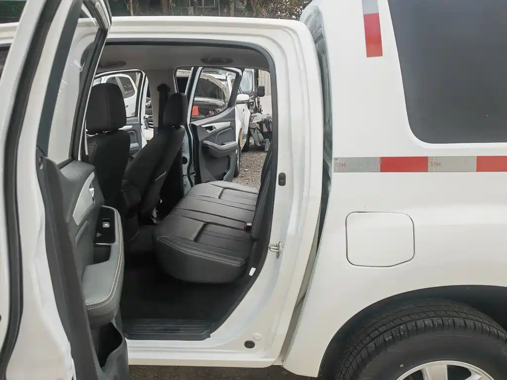 Isuzu RE-MAX — фото 13