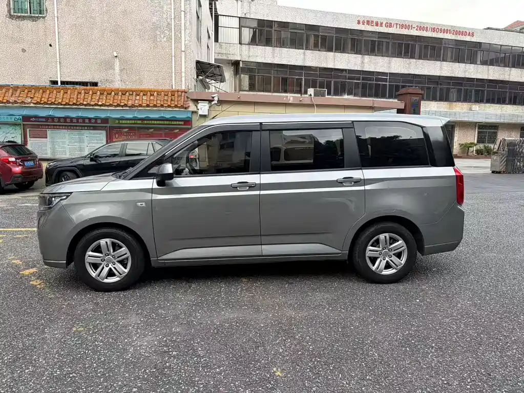 Wuling Hongguang PLUS 2019 — фото 8