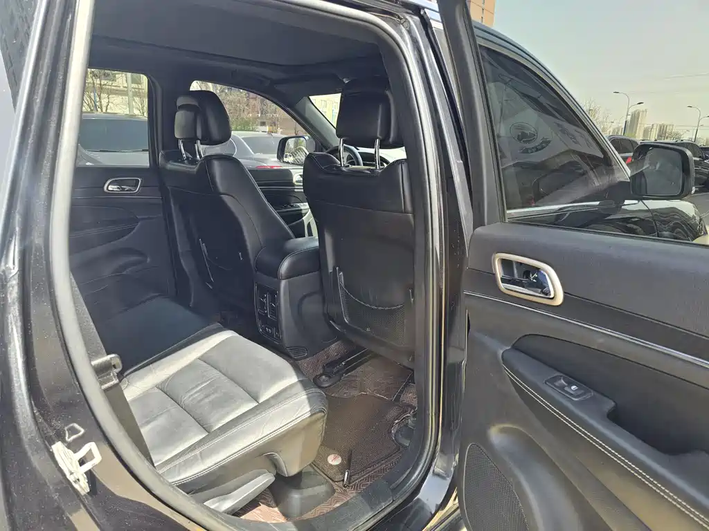 Jeep Grand Cherokee 2016 — фото 11