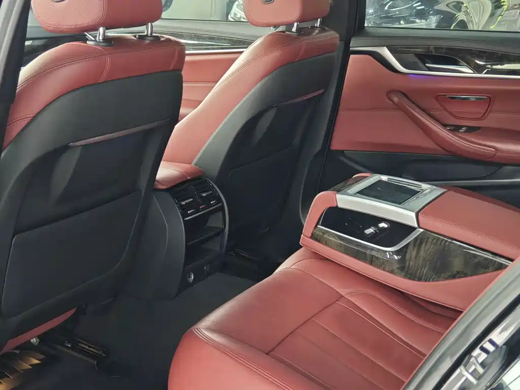BMW 5 Series 2019 — фото 10