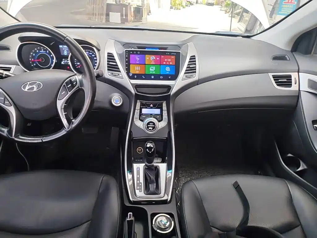 Hyundai Elantra 2015 — фото 13