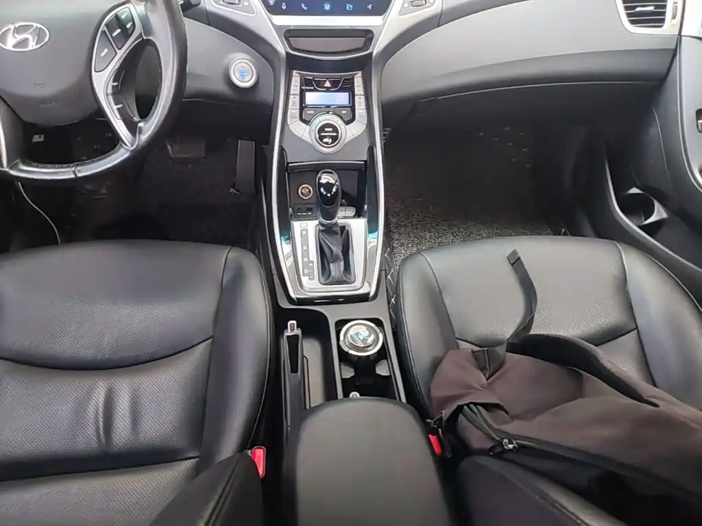 Hyundai Elantra 2015 — фото 14