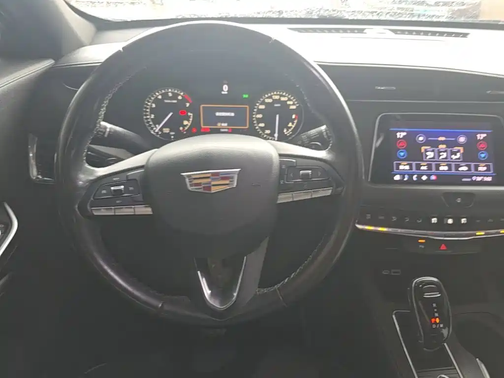 Cadillac XT4 2020 — фото 11