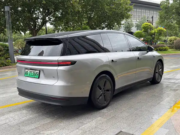 Li Auto i8 2025