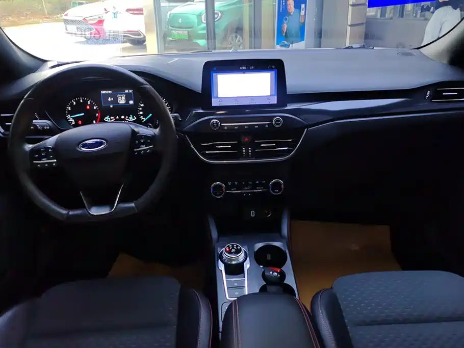 Ford Focus 2020 — фото 12