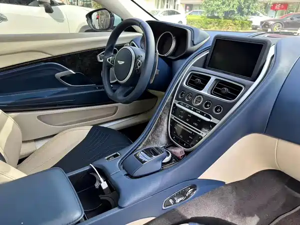 Aston Martin DB11 2018