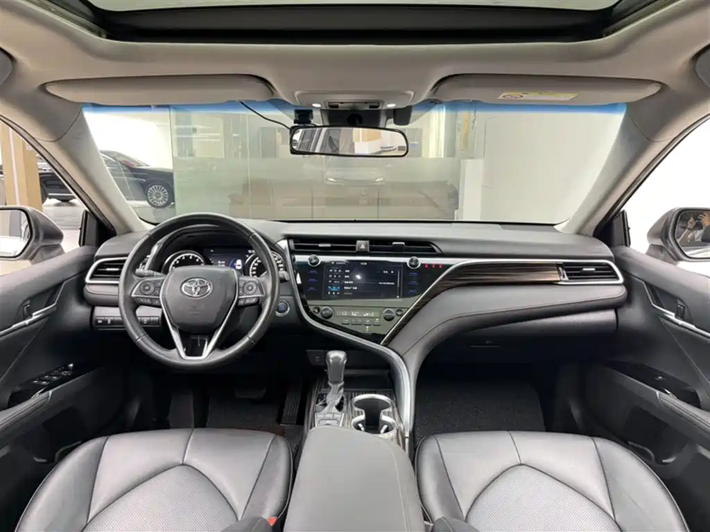Toyota Camry 2019 — фото 4