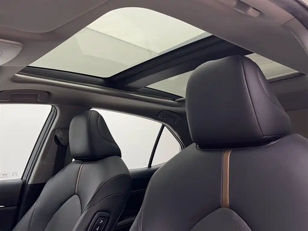 Toyota Camry 2019 — фото 2