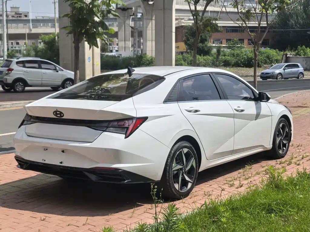 Hyundai Elantra 2022