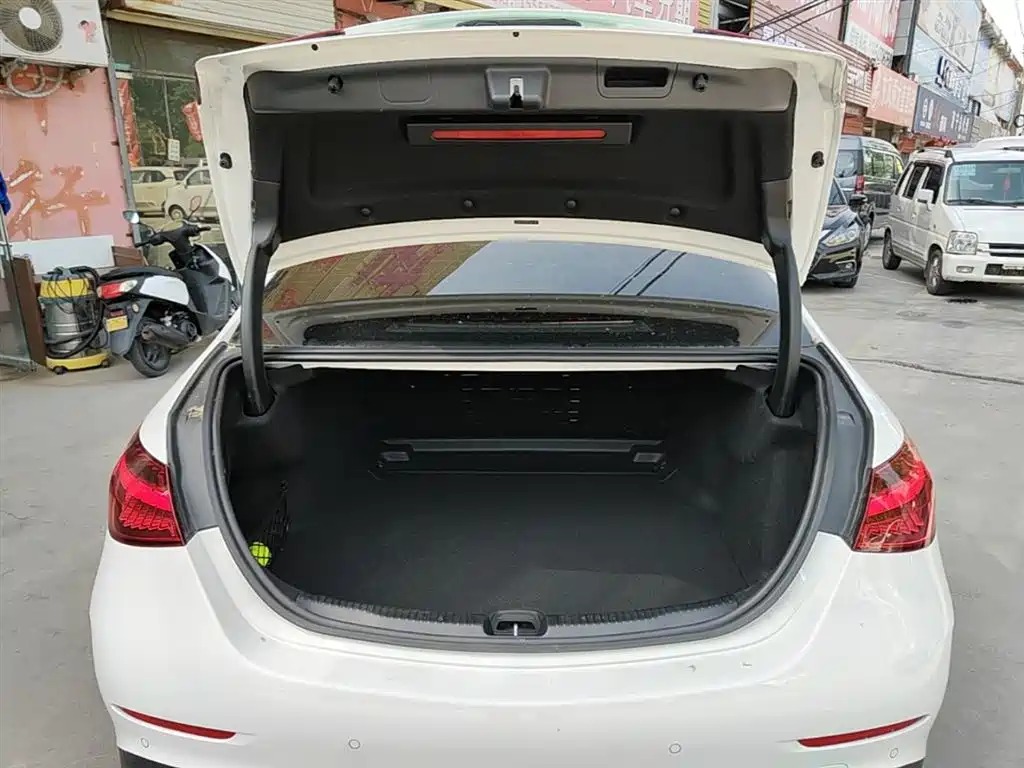 Mercedes-Benz C-Class 2023 — фото 19