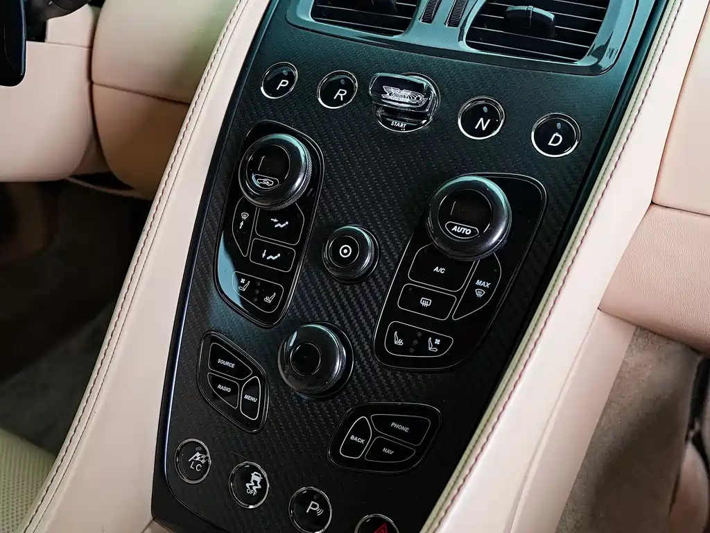 Aston Martin Vanquish 2016 — фото 17