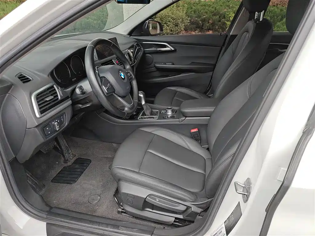 BMW 1 Series 2019 — фото 11
