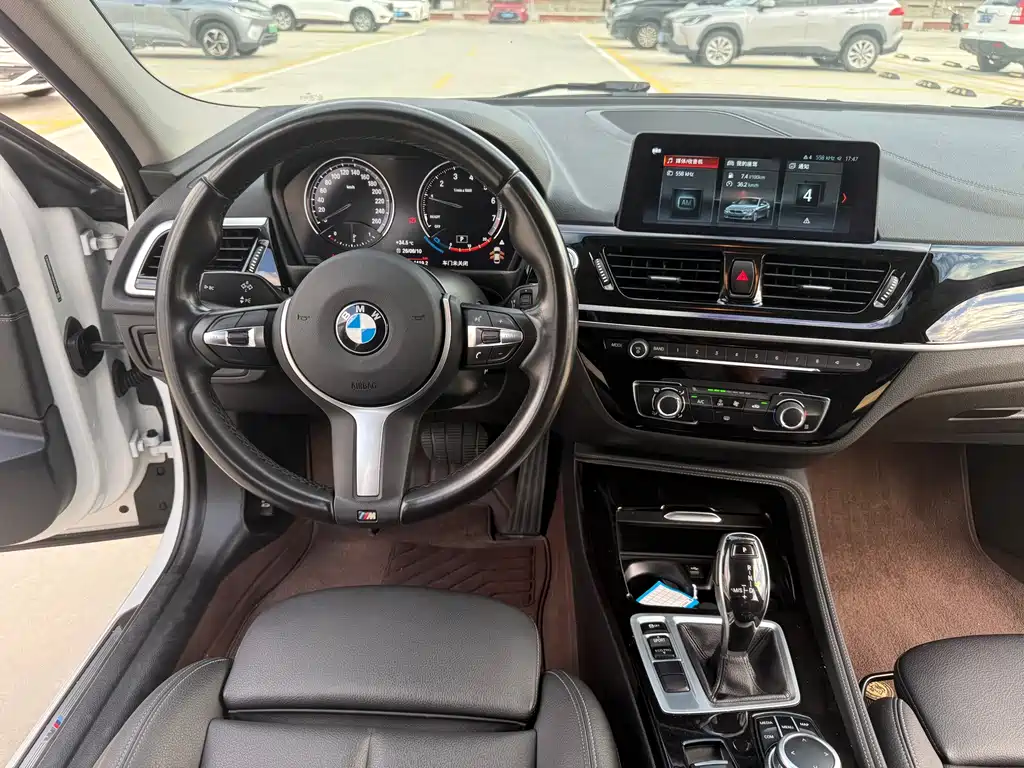 BMW 1 Series 2021 — фото 10