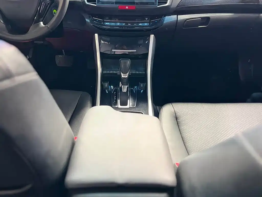 Honda Accord 2017 — фото 31
