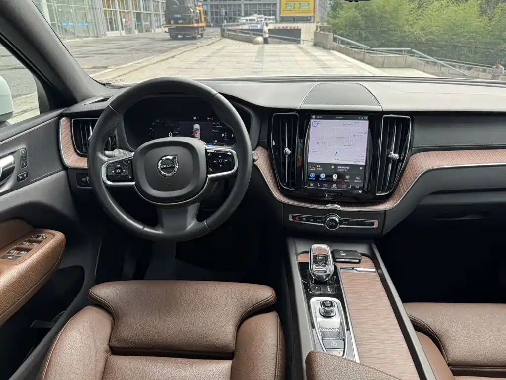Volvo XC60 2022 — фото 8