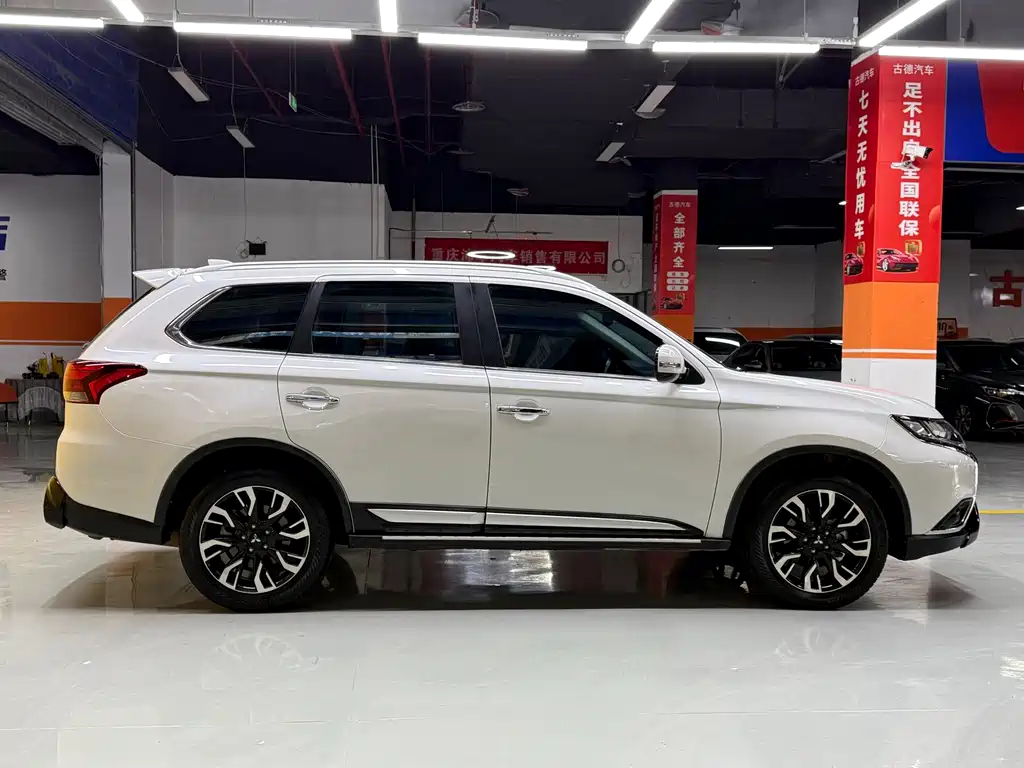 Mitsubishi Outlander 2020 — фото 4