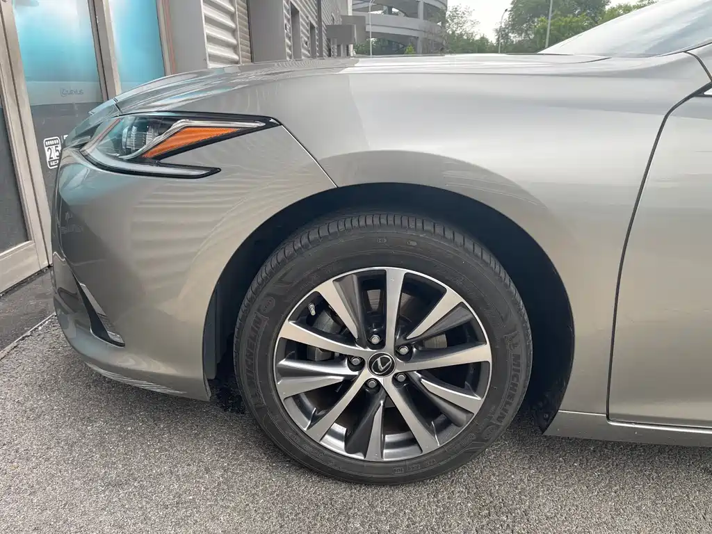 Lexus ES 2020 — фото 12