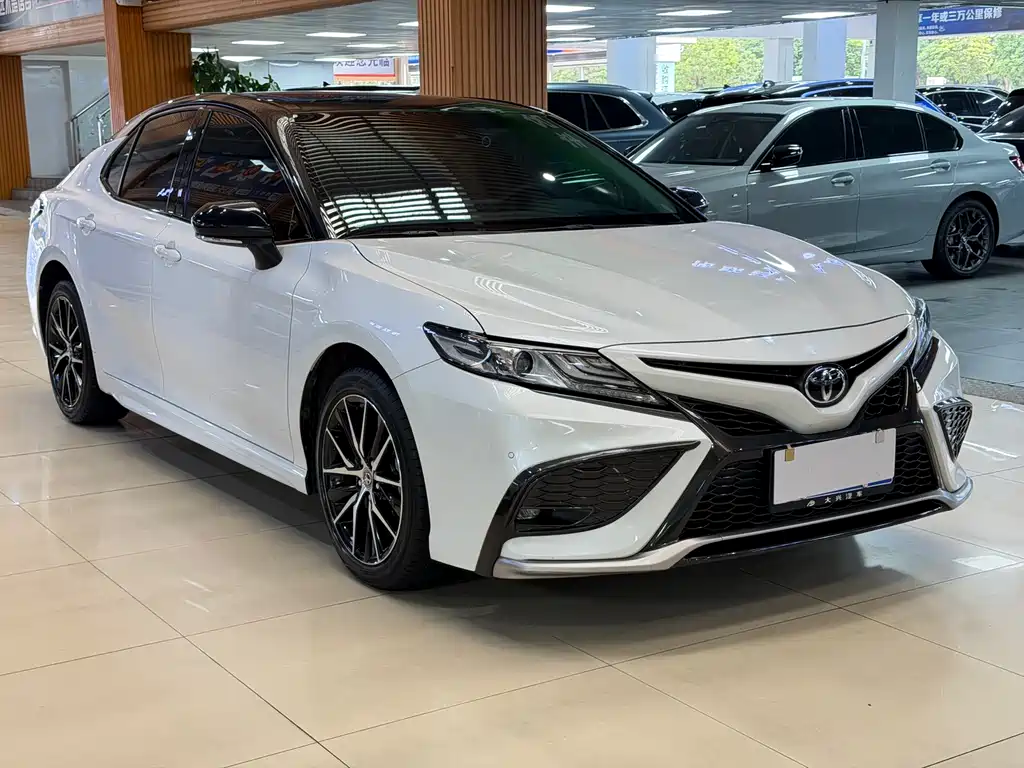 Toyota Camry 2024 — фото 3