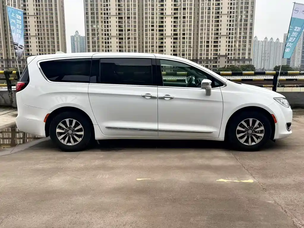 Chrysler Grand Voyager PHEV 2025 — фото 4